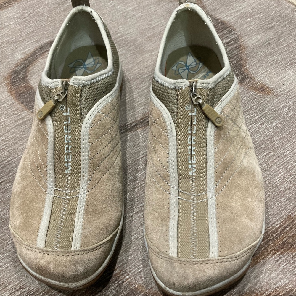 Lightly worn Ladies Murrell walking shoes. Size 8.5.